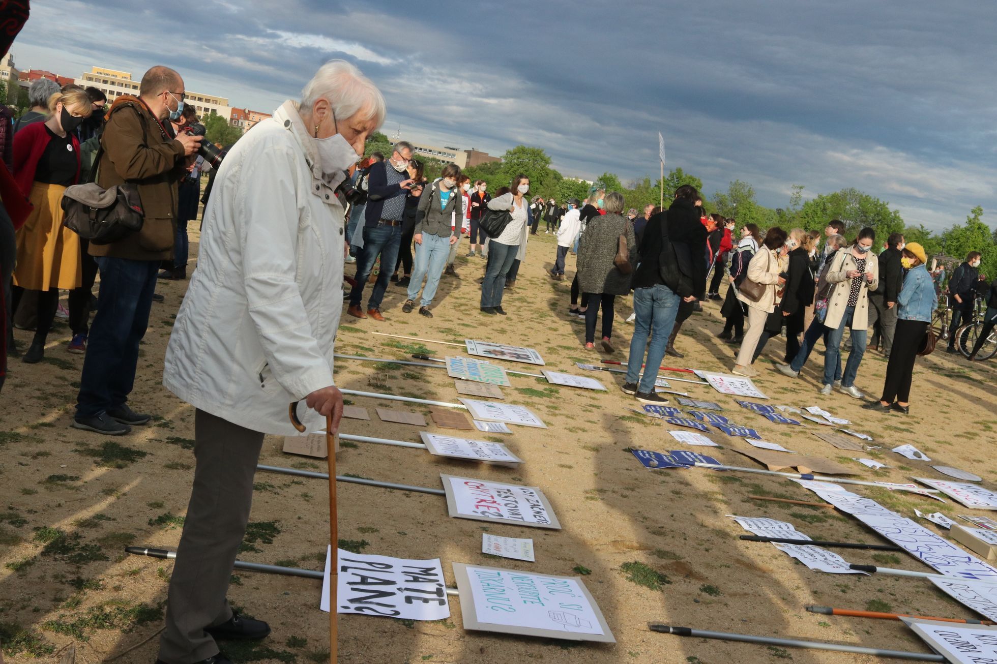 Starší žena čte nápisy na transparentech proti vládě Andreje Babiše
