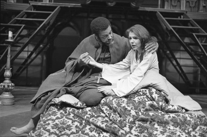 James Earl Jones s herečkou Jill Clayburgh v losangeleské inscenaci Othella z roku 1971.