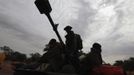 Malian soldiers are seen on a pick up with a machine gun at a checkpoint in Thy, 15 km (9.3 miles) from Sevare January 27, 2013. REUTERS/Eric Gaillard (MALI - Tags: CIVIL UNREST CONFLICT MILITARY) Published: Led. 27, 2013, 12:47 odp.