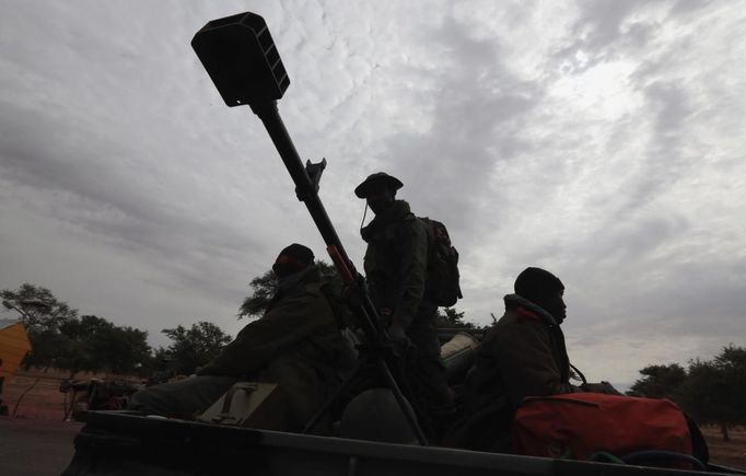 Malian soldiers are seen on a pick up with a machine gun at a checkpoint in Thy, 15 km (9.3 miles) from Sevare January 27, 2013. REUTERS/Eric Gaillard (MALI - Tags: CIVIL UNREST CONFLICT MILITARY) Published: Led. 27, 2013, 12:47 odp.