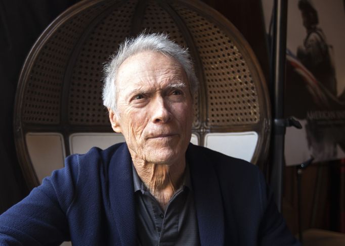 Clint Eastwood při natáčení Amerického snipera, 2014.