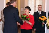 Květiny pro Džamilu Stehlíkovou, která v kabinetu na postu ministryně pro lidská práva skončila.
