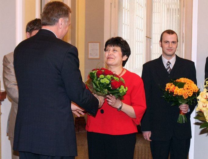 Květiny pro Džamilu Stehlíkovou, která v kabinetu na postu ministryně pro lidská práva skončila.