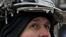 Firefighter Michael De Jesus is covered in ice as he mans a water cannon while fighting a warehouse fire in Chicago January 24, 2013, which caught fire Tuesday night. Fire department officials said it is the biggest fire the department has had to battle in years and one-third of all Chicago firefighters were on the scene at one point or another trying to put out the flames. REUTERS/John Gress (UNITED STATES - Tags: DISASTER ENVIRONMENT) Published: Led. 24, 2013, 9:48 odp.