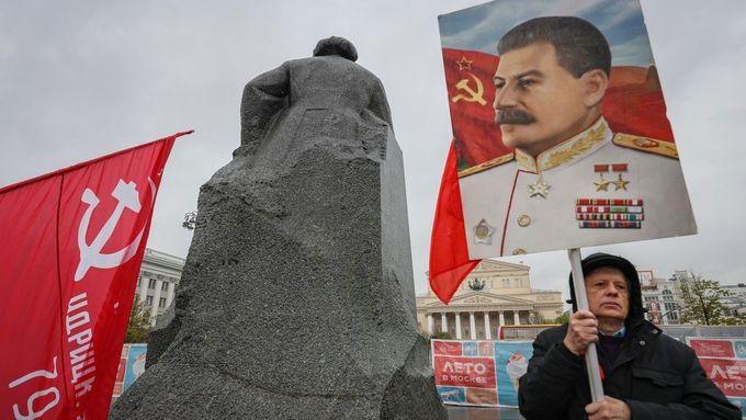 Členové a podporovatelé ruské Komunistické strany s portrétem sovětského lídra Josifa Vissarionoviče Stalina, 1. května 2025, Moskva.