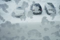 Mráz zdolal stoleté rekordy, sníh zavřel silnice