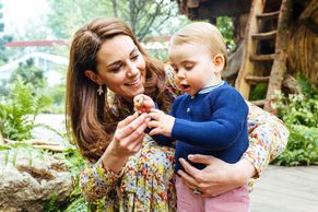 Kate a William zveřejnili kouzelné fotky své rodiny, děti si na nich hrají v zahradě