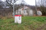 Rozpad Československa v roce 1993 byl pro obec, kterou protkávají hraniční kameny, velkou událostí.