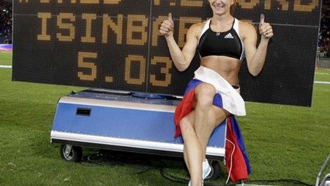 Jelena Isinbajevová u světelné tabule s novým světovým rekordem.