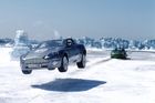 Jízdu v Astonu si ale užil i Pierce Brosnan, když na Islandu řídil model V12 Vanquish. Ten byl vybaven celým arzenálem zbraní, což se ukázalo příhodné při boji se stejně našlapaným Jaguarem řízeným severokorejským záporákem Zaem.