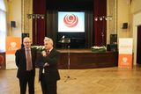 Předseda strany Bohuslav Sobotka a předseda Senátu Milan Štěch vítají příchozí.