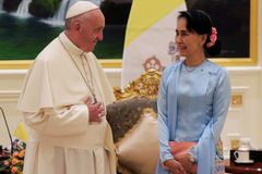 Respektujte všechny etnické skupiny a jejich identitu, vyzval papež v Barmě. Rohingy ale nezmínil