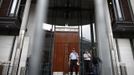 Policemen stand outside a courthouse in Oslo August 23, 2012. More than a year after his deadly rampage in Norway, an Oslo court will announce the verdict on Breivik on Friday. REUTERS/Stoyan Nenov (NORWAY - Tags: CRIME LAW CIVIL UNREST) Published: Srp. 23, 2012, 2:10 odp.