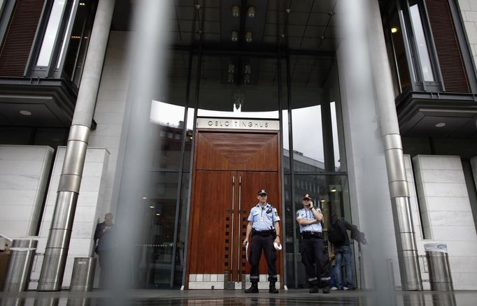 Policemen stand outside a courthouse in Oslo August 23, 2012. More than a year after his deadly rampage in Norway, an Oslo court will announce the verdict on Breivik on Friday. REUTERS/Stoyan Nenov (NORWAY - Tags: CRIME LAW CIVIL UNREST) Published: Srp. 23, 2012, 2:10 odp.