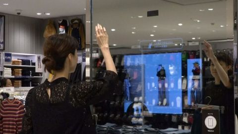 Chytré zrcadlo v obchodě poradí s nákupem oblečení. Novinku mají zatím jen v Japonsku