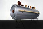 Foto: Domek, raketa nebo kukla. Výstava láká na netradiční rakve od osmi českých umělců