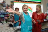 Tak se u nás rozhlédnětě! Pavla Topolánková na návštěvě v prodejně potravin v Proskovicích.