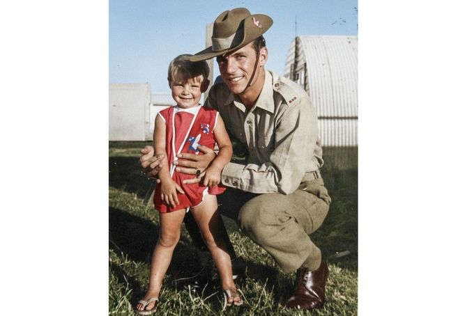 Tříletá Cheryl Grimmer na nedatovaném snímku se svým otcem Vincem, pořízeném v Austrálii krátce před jejím únosem a vraždou v lednu 1970.