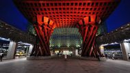 Úžasné spojení futuristické architektury a ikonické japonské dřevěné konstrukce představuje nádraží Kanazawa v prefektuře Ishikawa. Nádraží vítá cestující velkou branou, která vede k hlavnímu vchodu. Na výrobu skleněného tunelu, který spojuje východní a západní stranu nádraží bylo použito na 3000 skleněných tabulí.