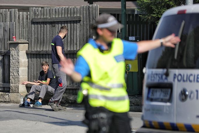 Zásah policie a hasičů u požáru muničního skladu v Bílině.