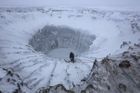 Vědce znepokojuje kráter na Sibiři. Hrozí velká exploze