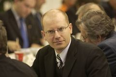 Sobotka chce komisi pro přijetí Eura