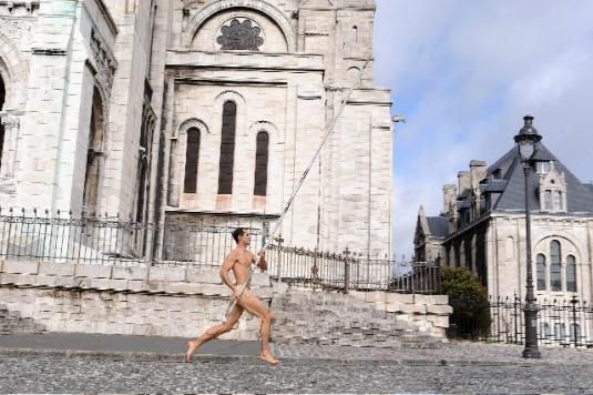 Tyčkař Romain Mesnil proběhl nahý Paříží