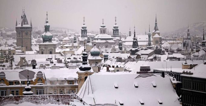 Střechy a věže pražského Starého města pokryty sněhem, když chladné počasí nedávno zasáhlo Evropu, 11. ledna 2010.