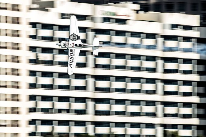 Michael Goulian v závodě Red Bull Air Race v Abú Zábí 2019