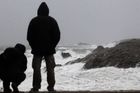 Bouře na bretaňském pobřeží připravila o elektřinu na 400 tisíc domácností.