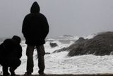 Bouře na bretaňském pobřeží připravila o elektřinu na 400 tisíc domácností.