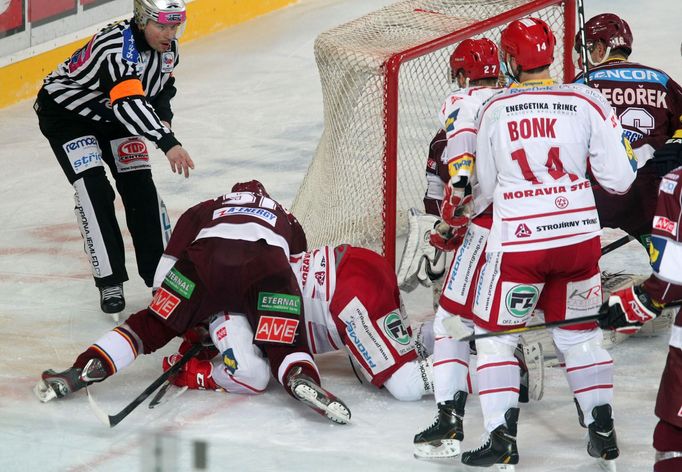 Hokej, extraliga, Sparta - Třinec: Jiří Hunkes - Václav Varaďa