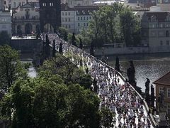 KVĚTEN - Každoroční pražský maraton vyhrál tento rok Portuhalec Hélder Ornelas. Na fotce je zachycen Karlův most zaplněný účastníky prestižního závodu.