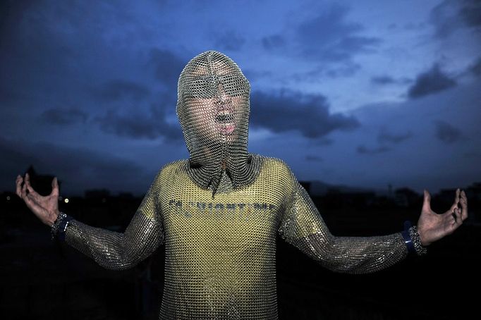 Performing With Lightning CHANGLE, CHINA - AUGUST 11: (CHINA OUT) A guitarist wearing protective clothing performs during a stunt performance on August 11, 2012 in Changle, Fujian Province of China. Wang Zengxiang, one of the craziest fans of the Tesla coil stunt, has dedicated himself in the daredevil career for a decade. He is now the leader of a band of four. A Tesla coil is an electrical resonant transformer circuit invented by Nikola Tesla around 1891. The transformer produces high voltage at high frequencies, which acts as a giant lightning machine, and creates long bolts of electricity. Shielded by protective clothing, the performer is insulated from the electricity current which dissipates through the ground. ( automatický překlad do češtiny )