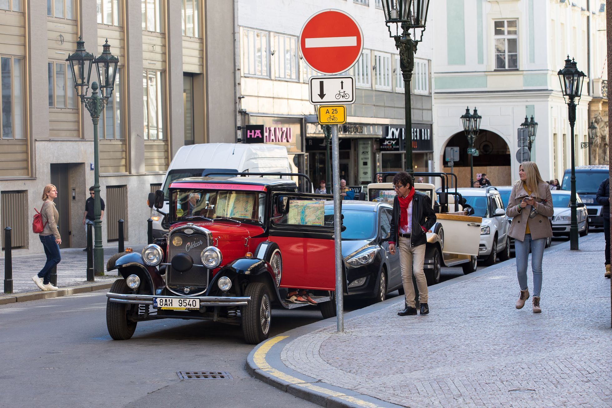 Královská cesta, Praha - turismus, reklama, reklamní smog, overturismus, turisté, pseudohistorická auta, historické auto