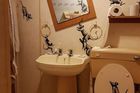 "Moje žena nesnáší, když pracuju z domova." Banksyho koupelnu vzaly útokem krysy
