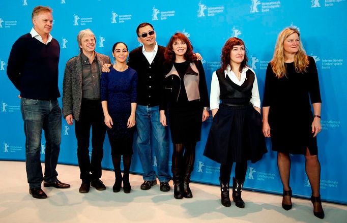 Porota Berlinale 2013 (zleva): herec Tim Robbins, režiséři Andreas Dresen, Shirin Neshat, Wong Kar Wai, Susanne Bier, Athina Rachel Tsangari and Ellen Kuras