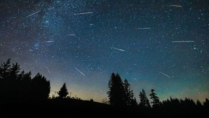 Na noční obloze se v létě odehraje řada nebeských představení, včetně každoročního meteorického roje Perseid.