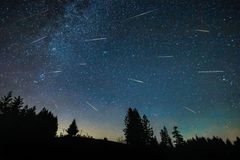 Hlavu vzhůru: letní noční obloha servíruje hvězdný déšť i romanci planet