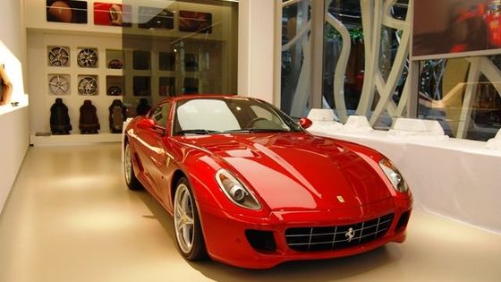 Takhle se nyní  v Praze prodávají Ferrari. Podívejte: