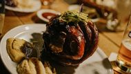 Mezi nejvyhlášenější speciality podniku patří pečené vepřové koleno s miskou kyselých okurek a hromadou křenu nebo třeba půlka pečeného kuřete s bramborovými plackami.