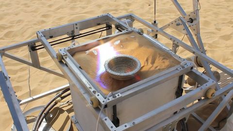 Umělec zkonstruoval stroj, který dokáže tisknout skleněné výrobky z písku