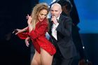 American Music Awards jsou po Grammy nejvýznamnějším oceněním amerického hudebního průmyslu. (Jennifer Lopez a Pitbull během své show)