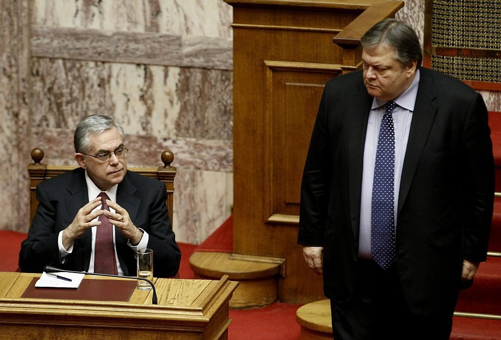 Premiér Papadimos (vlevo) a ministr financí Venizelos v řeckém parlamentu