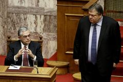 Schváleno. Řecký parlament posvětil utahování opasků