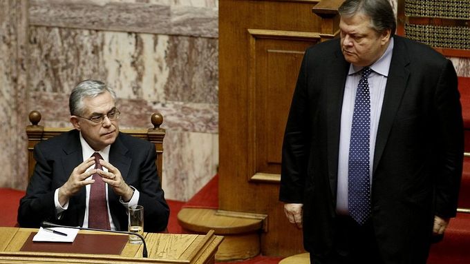 Premiér Papadimos (vlevo) a ministr financí Venizelos v řeckém parlamentu před hlasováním o rozpočtu