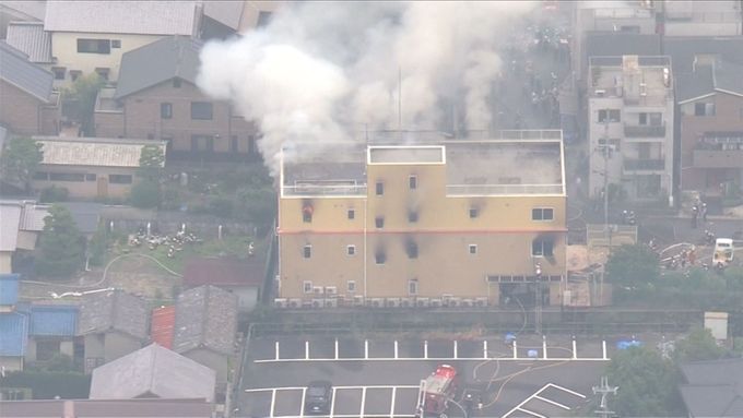 Při požáru studia animovaného filmu v japonském Kjótu umírali lidé. Oheň podle policie úmyslně založil jednačtyřicetiletý muž.