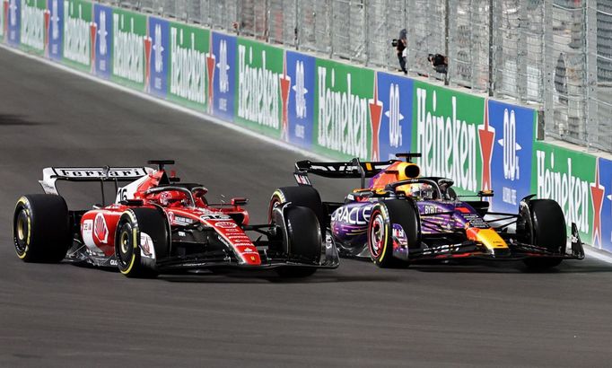Charles Leclerc ve Ferrari a Max Verstappen v Red Bullu ve VC Las Vegas formule 1 2023