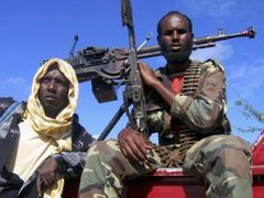 Bojovníci. Kvůli bojům zemřelo v Somálsku v posledním roce asi 8000 lidí. Bezpečnost se snaží hlídat asi 2200 příslušníků mírových sborů Africké unie. Původní plán však zahrnoval 8000 vojáků. OSN se spíše soustředí na udržení míru mezi Etiopií a Eritreou