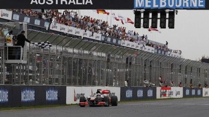 Obrazem: Austrálie hostila formuli 1. Závod plný kolizí vyhrál Button